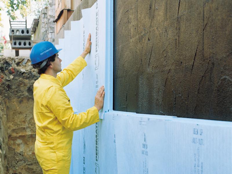 XPS-Platten auf Kellerwand geklebt