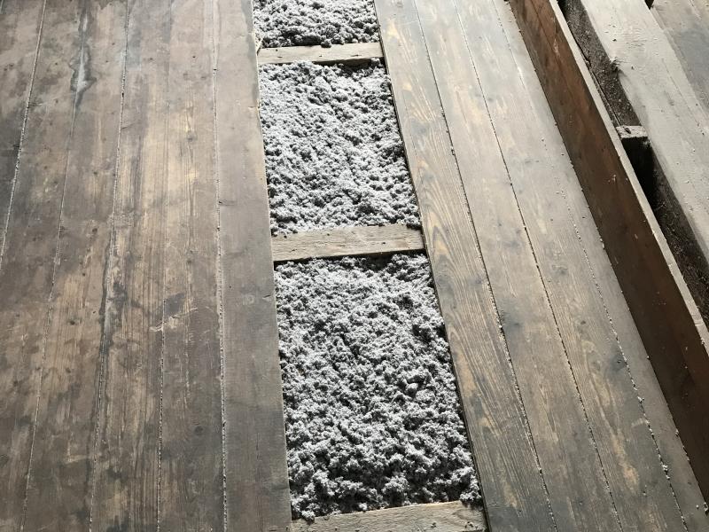 Holzbalkendecke gefüllt